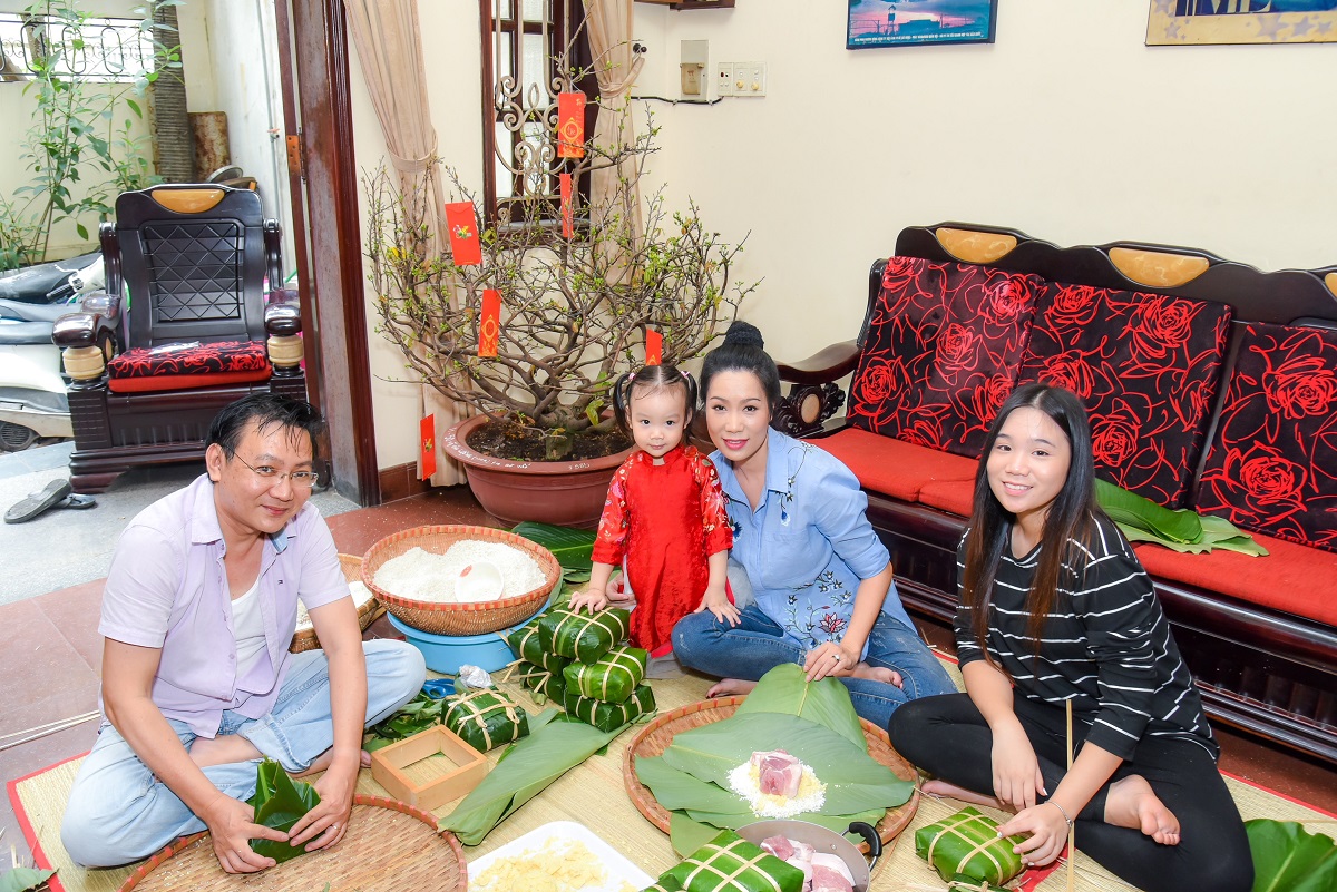 Ngôi sao - Gia đình Á hậu Trịnh Kim Chi quây quần gói bánh chưng đón Tết (Hình 3).