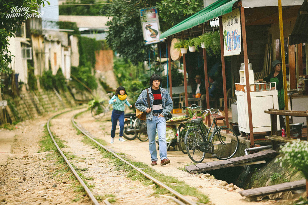 Trong phim, Tiến Vũ vào vai mối tình đầu của Hiểu Phương (Hoàng Yến Chibi đóng). Cô bé thường đi theo khắp nơi và vào quán cà phê sinh viên để nghe anh đàn. Mối tình niên thiếu này chấm dứt khi Hiểu Phương (Hoàng Yến Chibi) phát hiện ra người mình thầm yêu mến đã dành tình cảm cho cô bạn cùng nhóm Tuyết Anh (Jun Vũ đóng). 