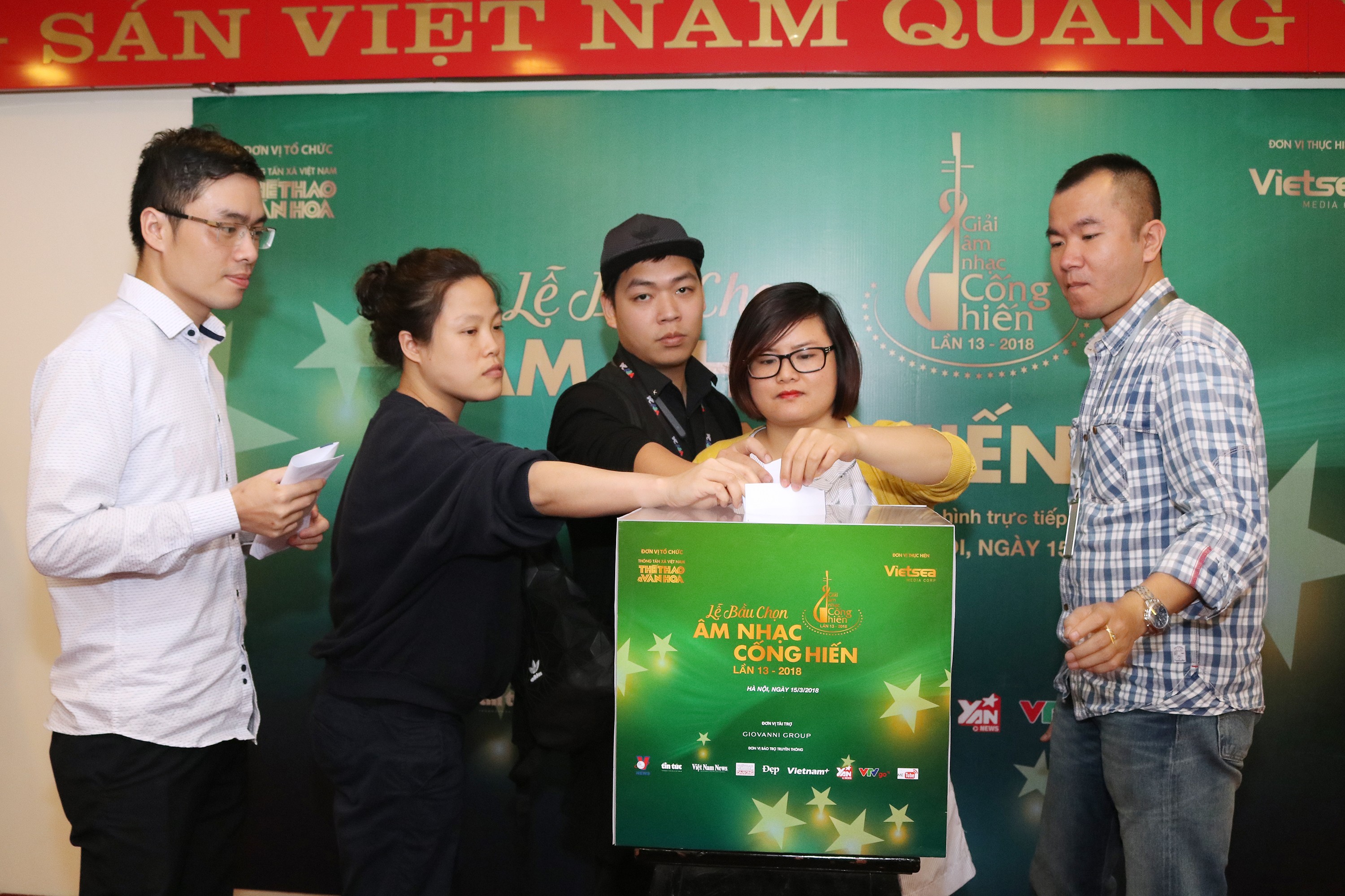 Nhà báo Lại Văn Sâm và Hoa khôi Lan Khuê sẽ là MC giải Âm nhạc Cống hiến 2018