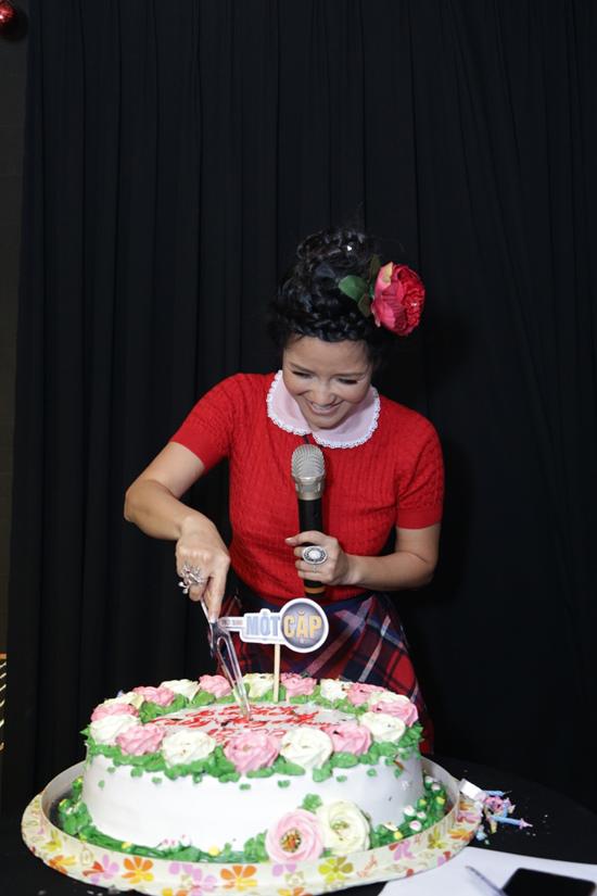 Hồng Nhung vui vẻ thổi nến sinh nhật và cắt bánh sinh nhật. Ở tuổi 48 cô vẫn giữ được sự trẻ trung và vui tươi.