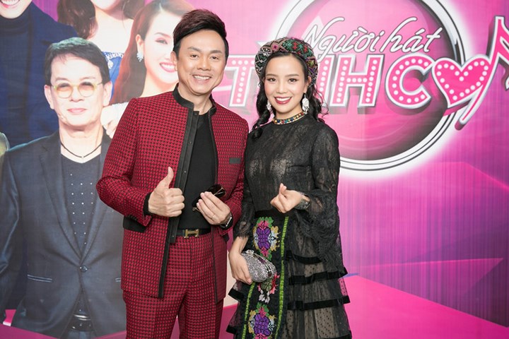 Trong số các thí sinh năm tham dự Người hát tình ca 2018, đáng chú ý có Quán quân cuộc thi Sao Mai 2017 dòng dân gian: Sèn Hoàng Mỹ Lam. Tại sự kiện, cô vui vẻ chụp hình cùng danh hài Chí Tài.
