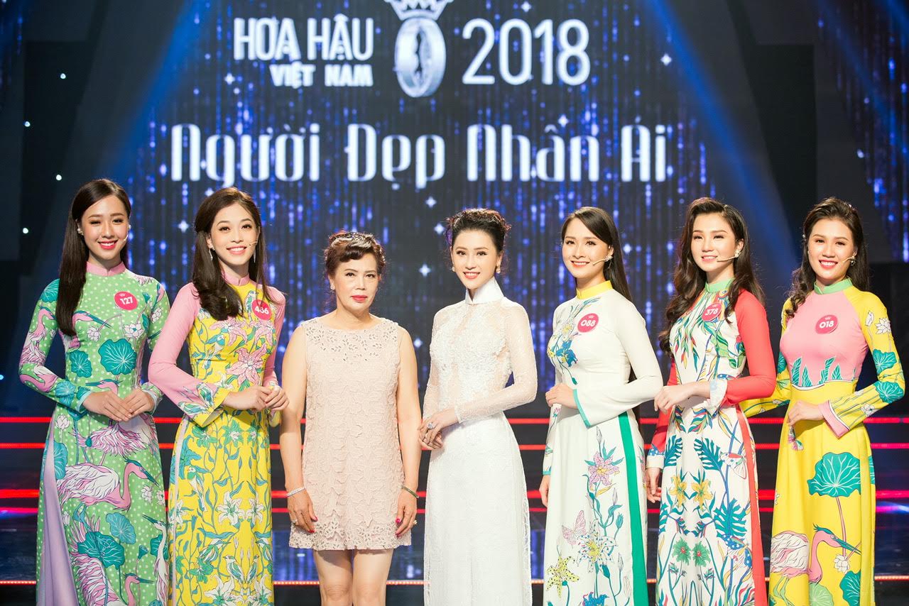 Thái Như Ngọc chụp hình cùng bạn bè, đồng nghiệp tại Hoa hậu Việt nam 2018.