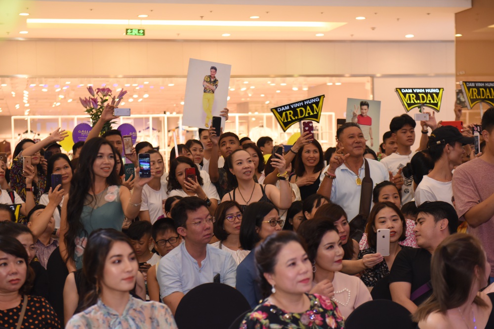 Ngôi sao - Đàm Vĩnh Hưng bất ngờ nói về tình yêu của mình: 'Mấy ngày qua tôi buồn lắm' (Hình 12).