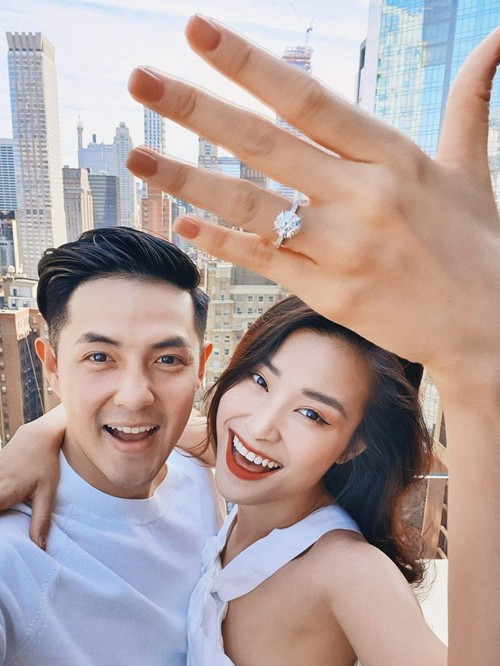 Ngôi sao - Bài ảnh: Đông Nhi - Ông Cao Thắng dành cả thanh xuân để yêu một người