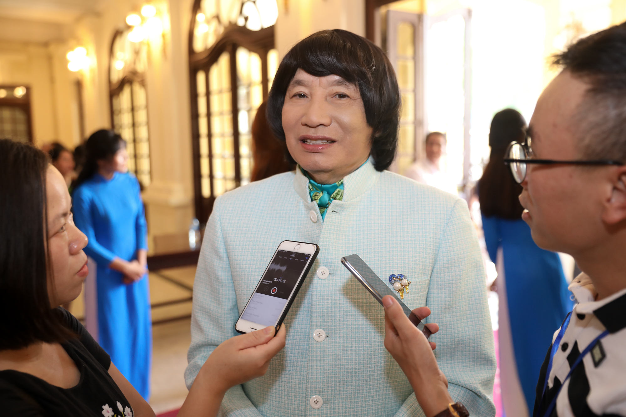 NSND Minh Vương có mặt rất sớm để nhận danh hiệu cao quý. Ông chia sẻ: Tôi hạnh phúc khi nhận được danh hiệu này, đó là nguồn động viên vô cùng to lớn của người nghệ sĩ