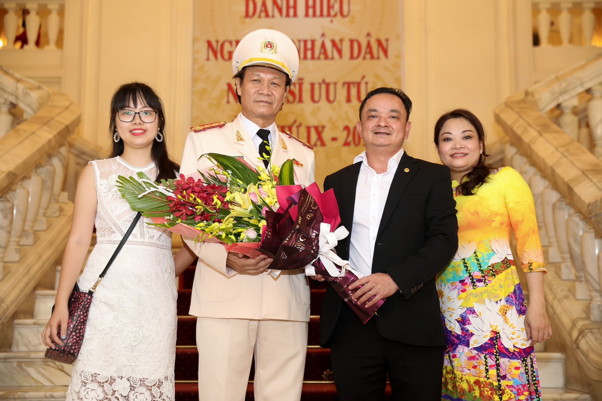 NS Nguyễn Hải nhận danh hiệu NSND, anh vui vẻ chụp hình cùng đồng nghiệp.