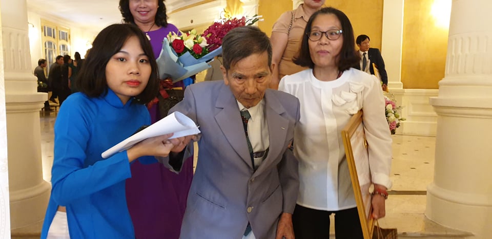 Con gái của NSND dìu ông từng bước tại lễ trao giải.