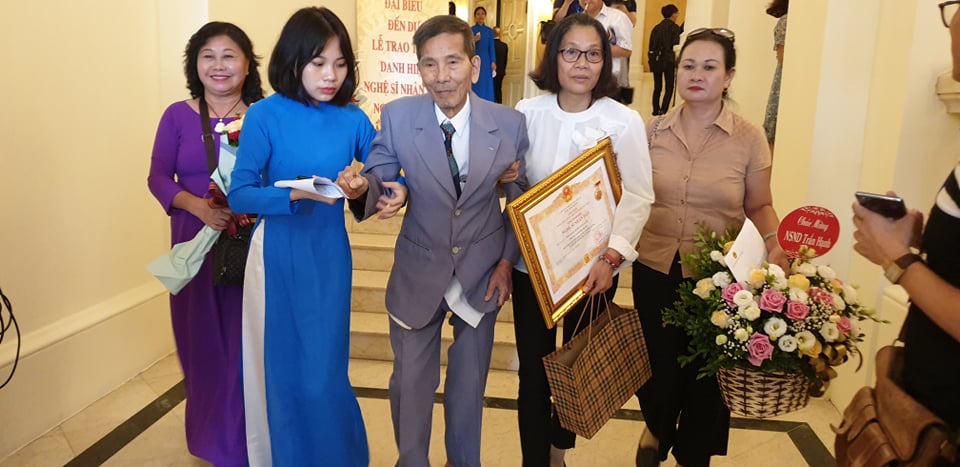 NSND Trần Hạnh được người nhà dìu vào nhận danh hiệu cao quý. Dù vừa trải qua trận ốm vào tháng 8 nhưng ông vẫn cố gằng có mặt tại sự kiện.