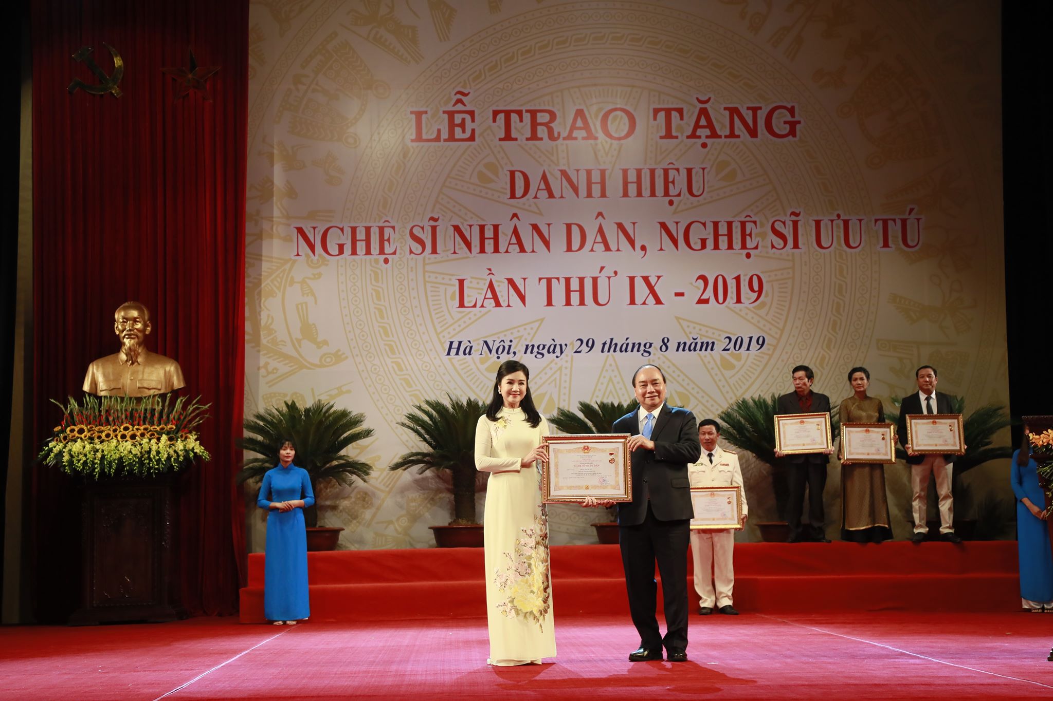 Ngôi sao - NSND Thu Hà: 'Người ta đồn, tôi có cuộc sống sung sướng lắm'!