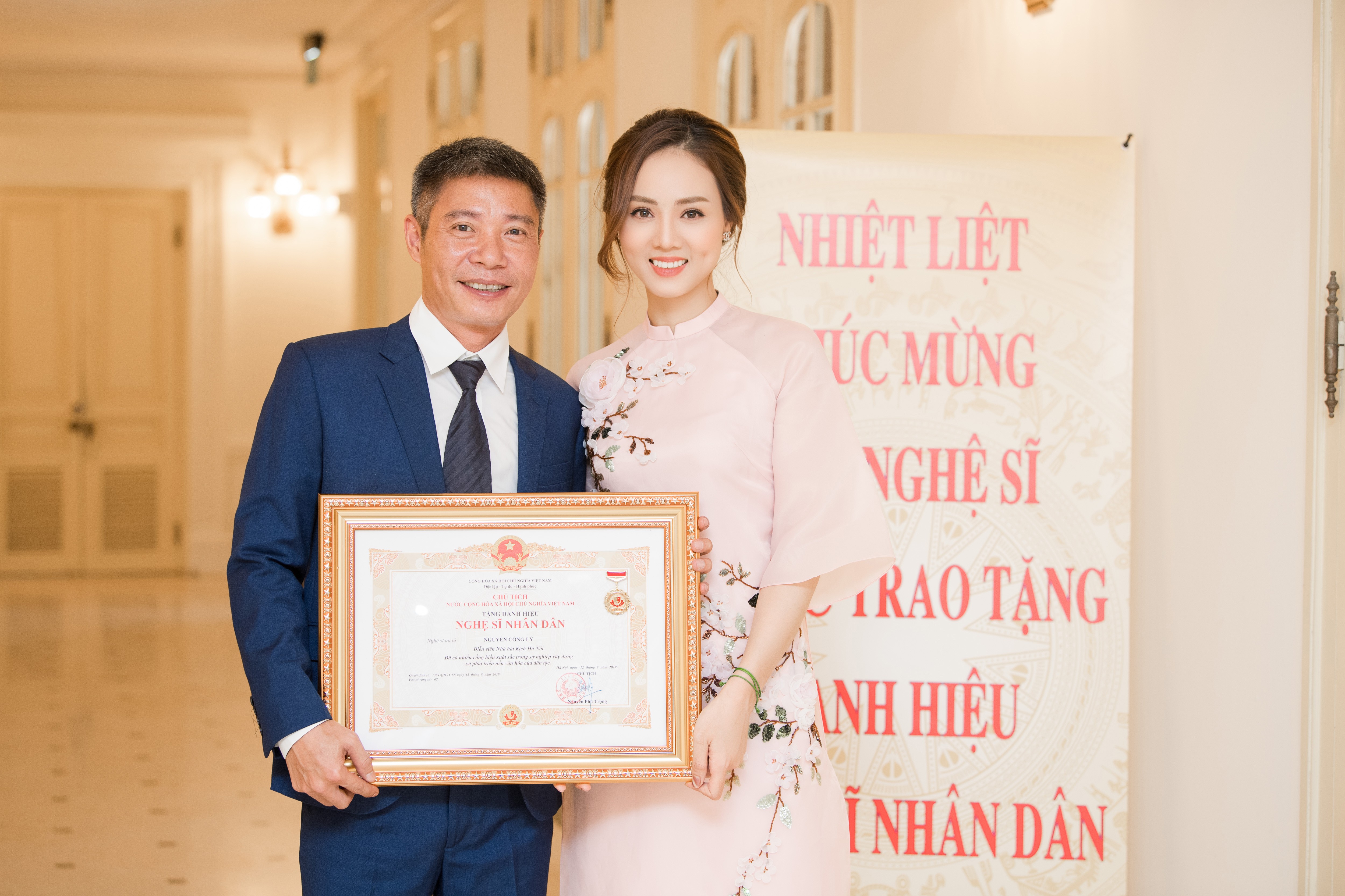 Được biết, bạn gái là người đã mua bộ vest tặng Công Lý mặc trong ngày nhận danh hiệu NSND. Anh chia sẻ, mình luôn cảm thấy tự tin khi mặc trang phục do bạn gái chuẩn bị.