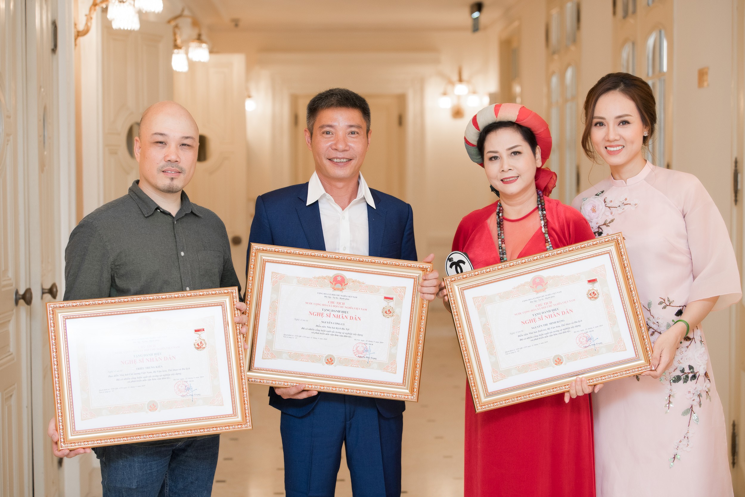 NSND Công Lý và bạn gái chụp hình cùng NSND Minh Hằng, Triệu Trung Kiên.