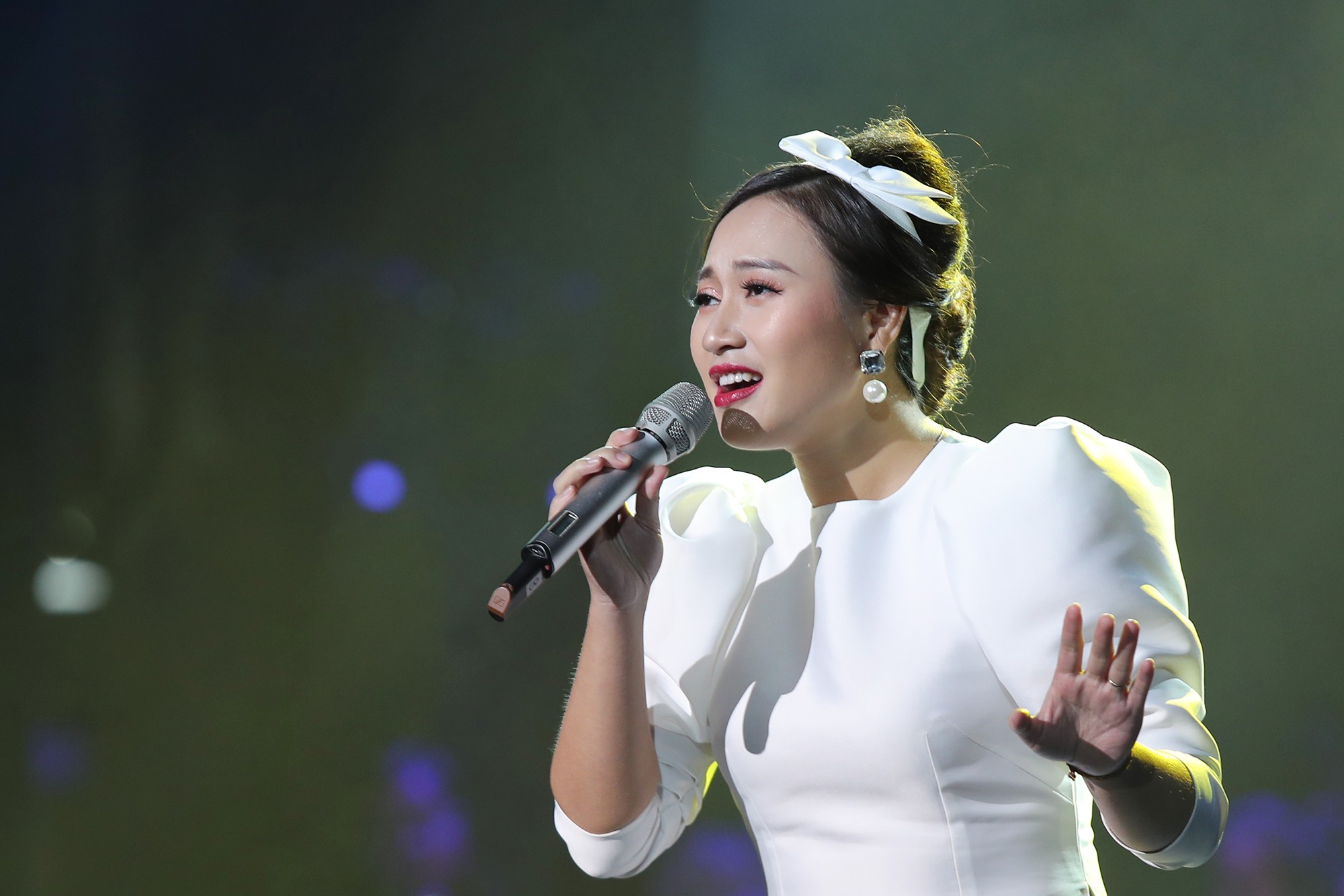 Sự kiện - Diva Thanh Lam, Hồng Nhung, Mỹ Linh bất ngờ trò chuyện về 'Tiền duyên' cùng Nguyễn Vĩnh Tiến (Hình 13).