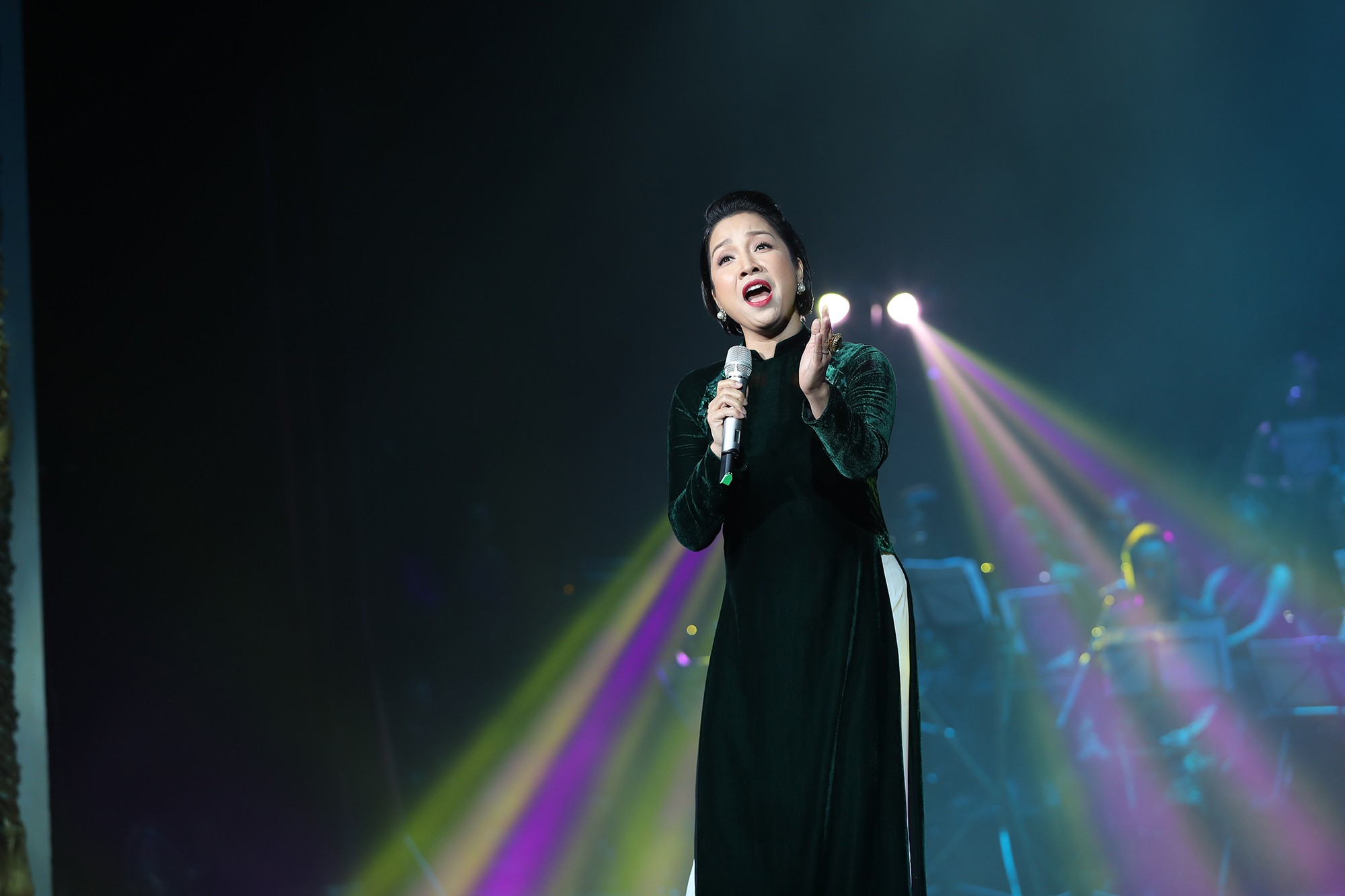 Sự kiện - Diva Thanh Lam, Hồng Nhung, Mỹ Linh bất ngờ trò chuyện về 'Tiền duyên' cùng Nguyễn Vĩnh Tiến (Hình 6).