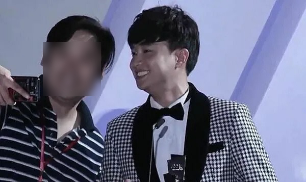 Sự kiện - Quốc Trường n&oacute;i g&igrave; khi 'người đ&agrave;n &ocirc;ng lạ' x&ocirc;ng l&ecirc;n s&acirc;n khấu khi đang trao giải AAA 2019?