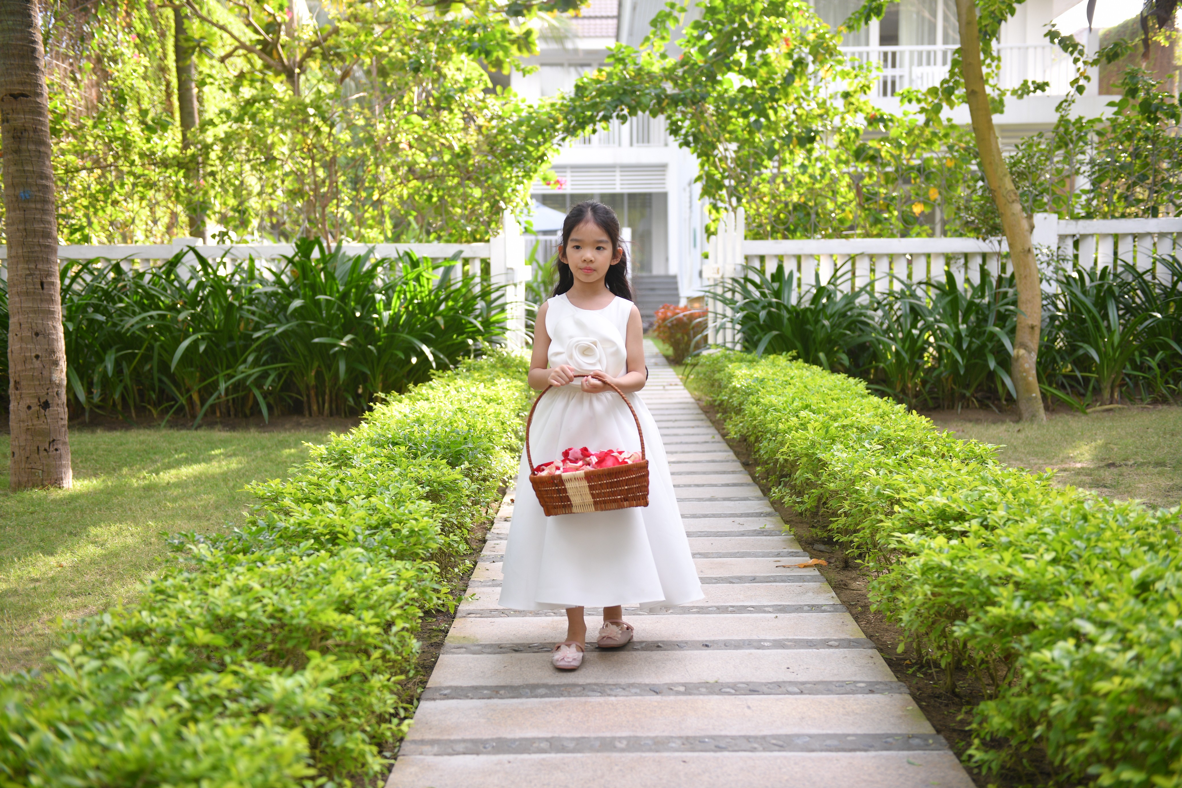 Ngôi sao - Thân Thuý Hà, Trương Quỳnh Anh và khách mời phấn khích khi Xuân Lan cùng chồng hôn nhau đắm đuổi (Hình 14).