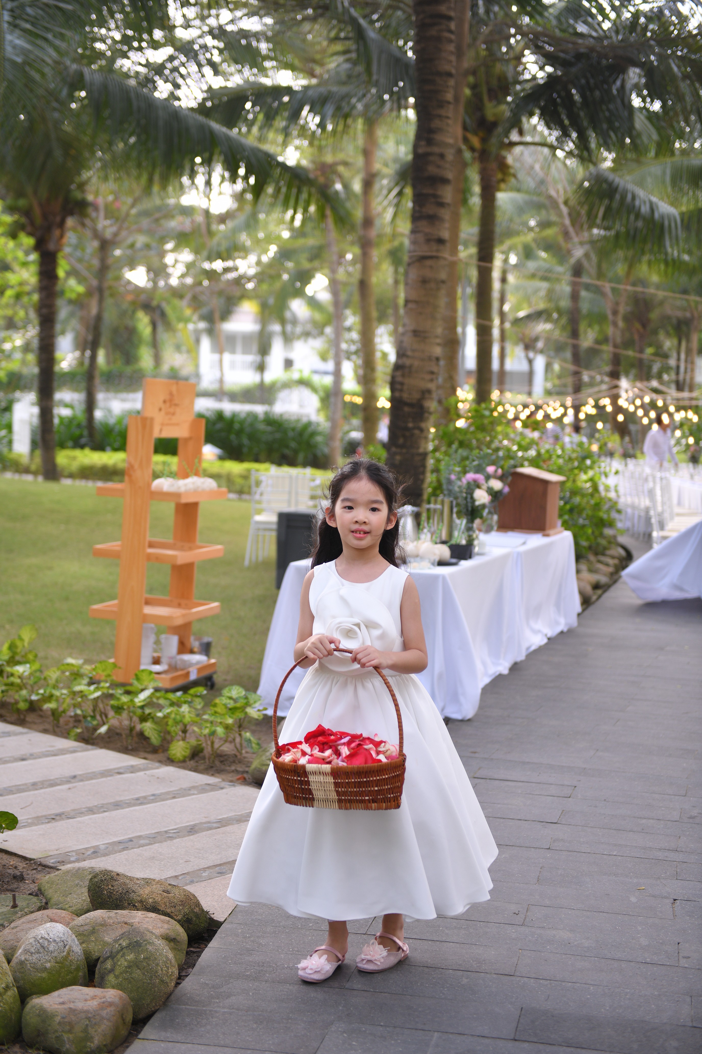 Ngôi sao - Thân Thuý Hà, Trương Quỳnh Anh và khách mời phấn khích khi Xuân Lan cùng chồng hôn nhau đắm đuổi (Hình 13).