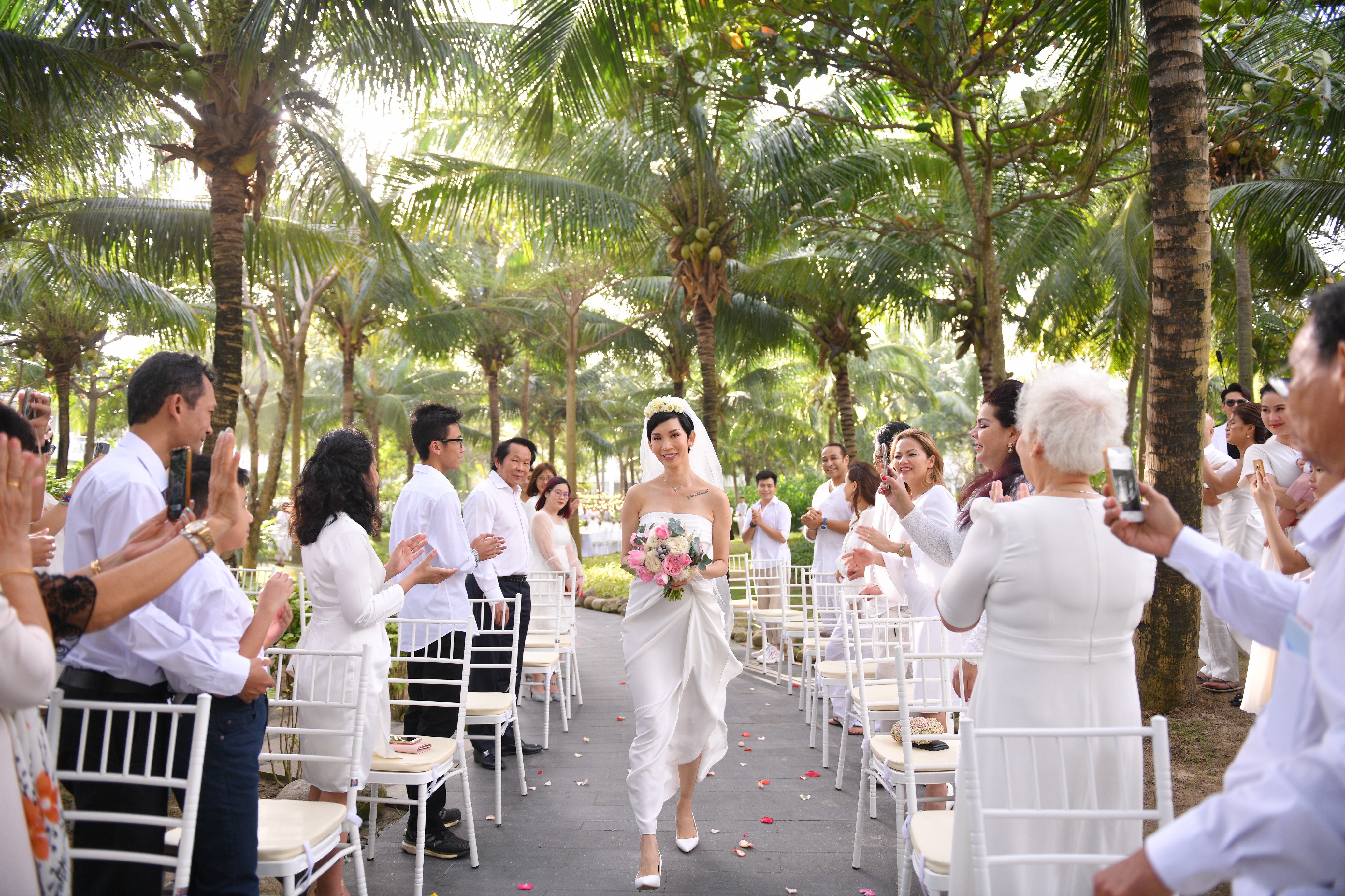 Ngôi sao - Thân Thuý Hà, Trương Quỳnh Anh và khách mời phấn khích khi Xuân Lan cùng chồng hôn nhau đắm đuổi (Hình 6).