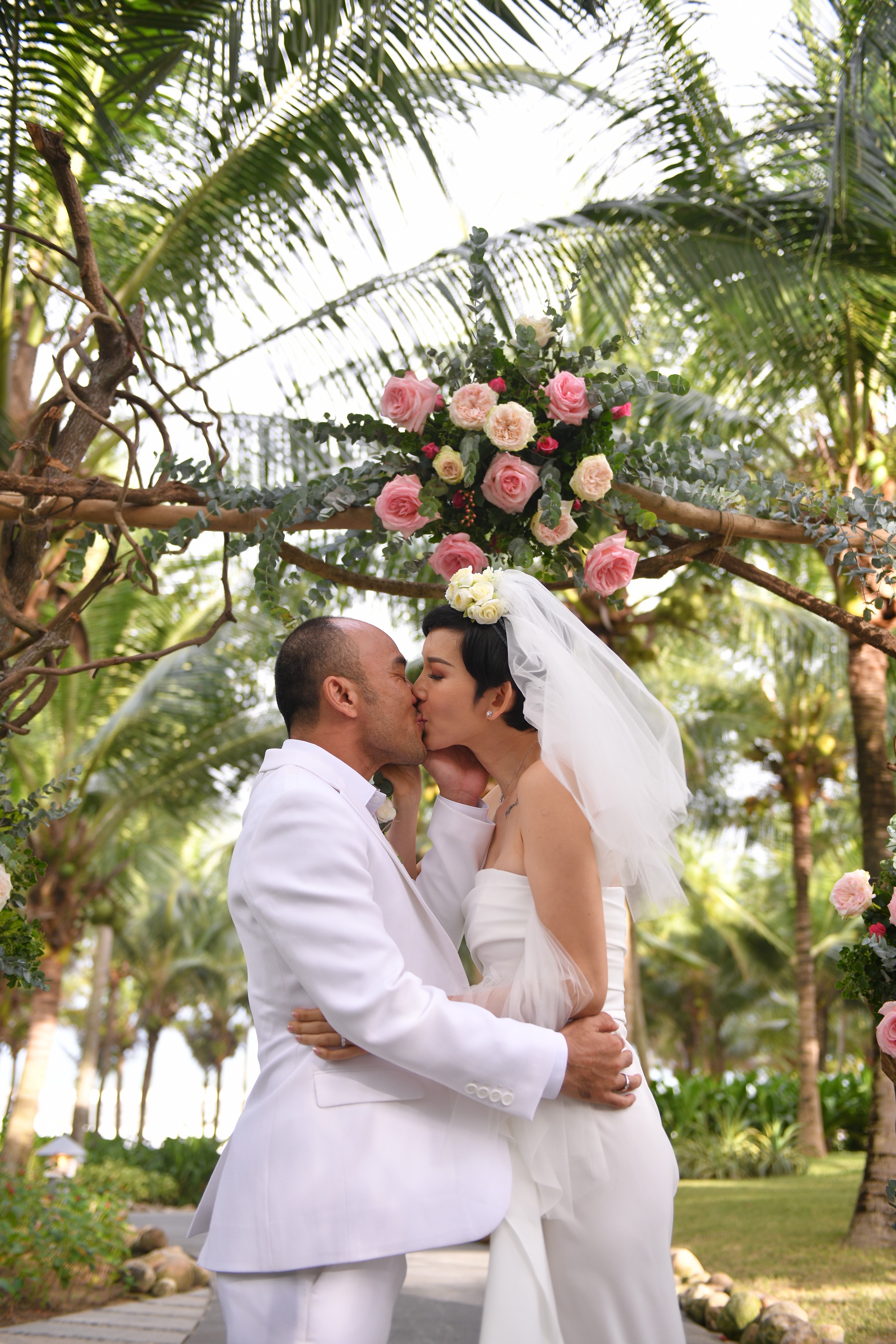 Ngôi sao - Thân Thuý Hà, Trương Quỳnh Anh và khách mời phấn khích khi Xuân Lan cùng chồng hôn nhau đắm đuổi (Hình 10).
