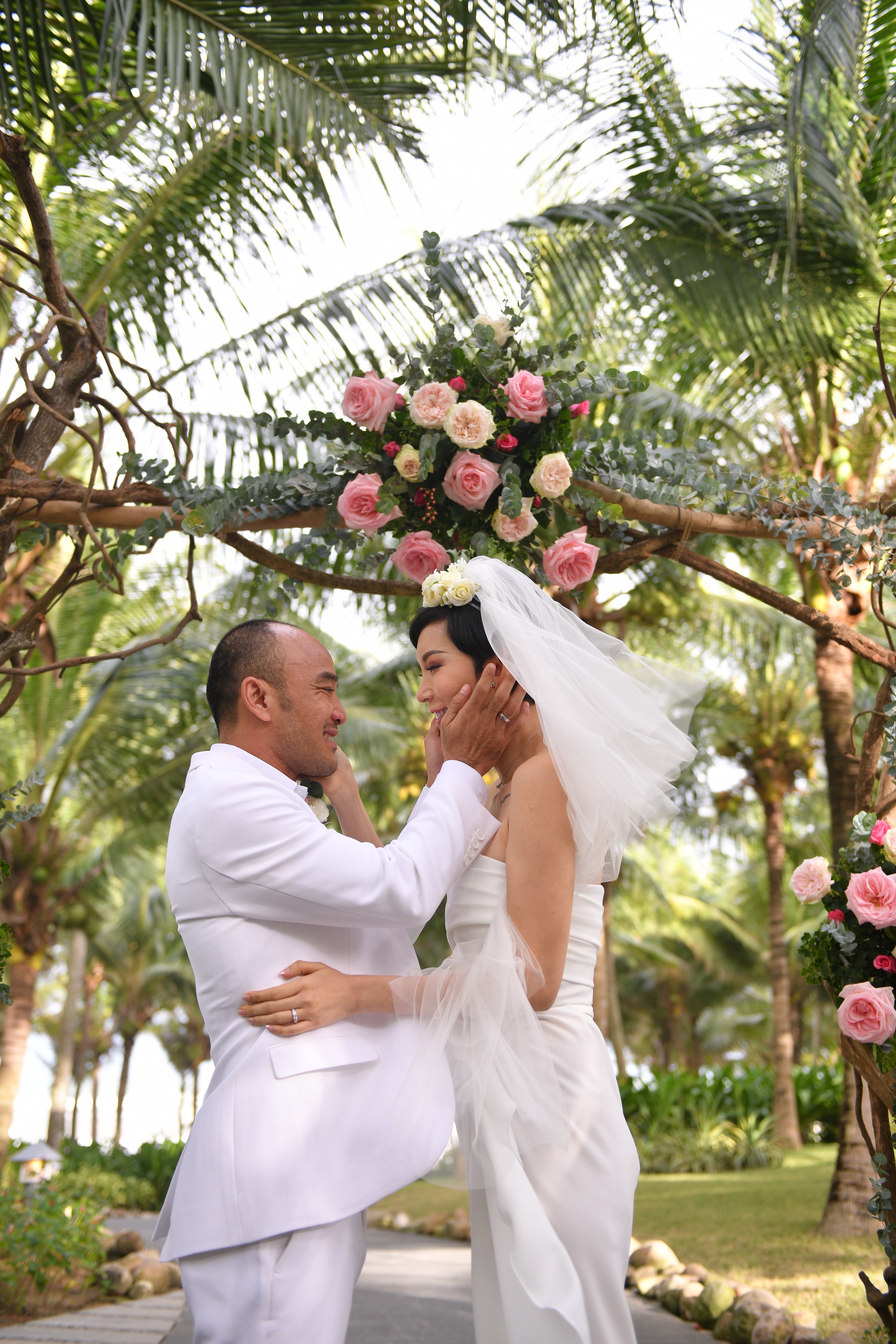 Ngôi sao - Thân Thuý Hà, Trương Quỳnh Anh và khách mời phấn khích khi Xuân Lan cùng chồng hôn nhau đắm đuổi (Hình 11).