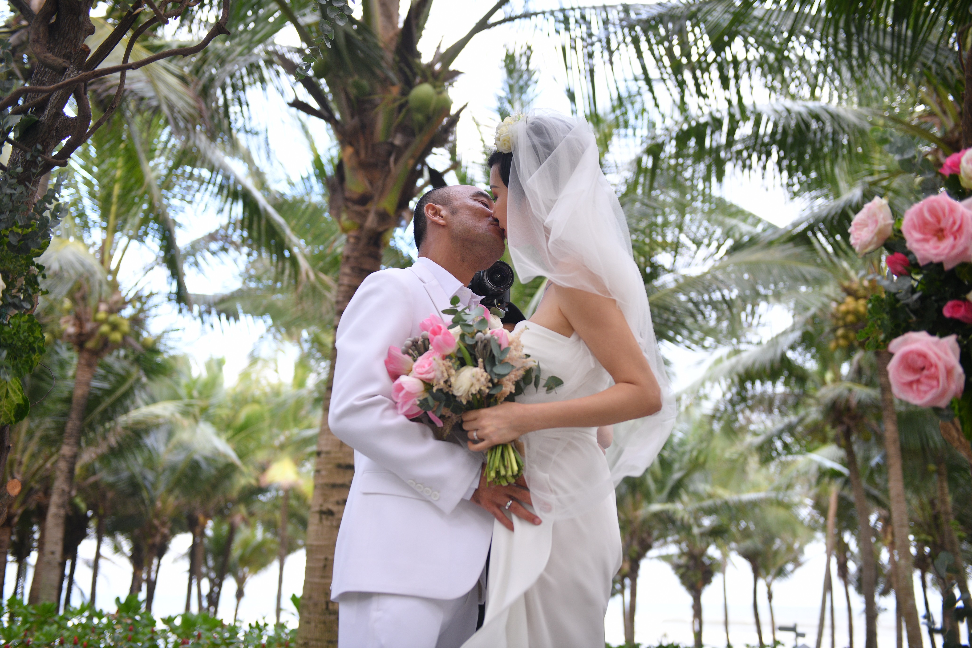 Ngôi sao - Thân Thuý Hà, Trương Quỳnh Anh và khách mời phấn khích khi Xuân Lan cùng chồng hôn nhau đắm đuổi (Hình 12).