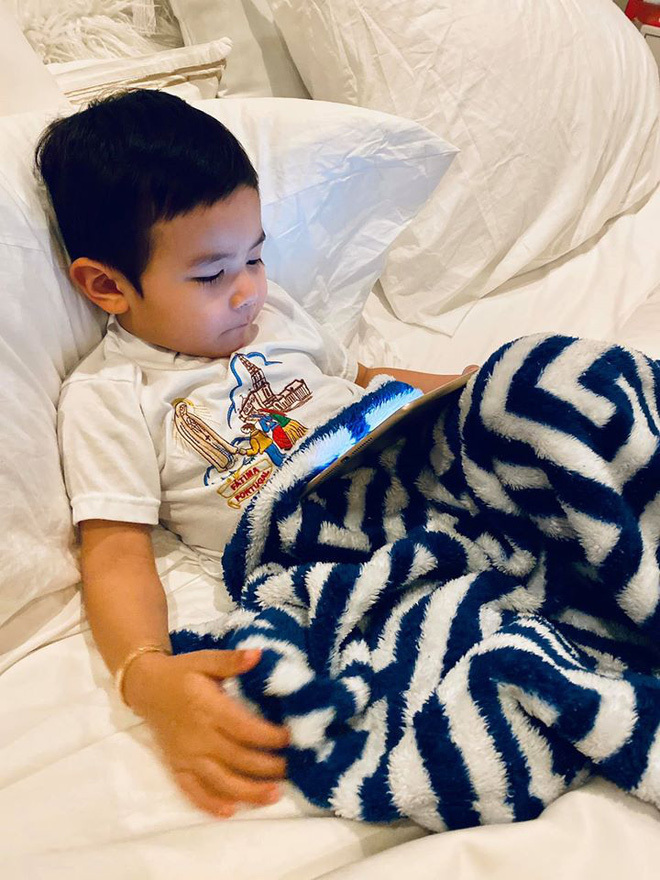 Ng&ocirc;i sao - Vợ chồng Đan Trường lo lắng v&igrave; con sốt cao 3 ng&agrave;y, c&aacute;c sao Việt t&iacute;ch cực ph&ograve;ng dịch vi&ecirc;m phổi Corona