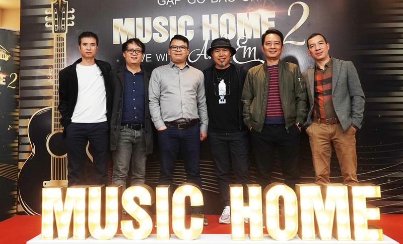 Ngôi sao -  'Giáo sư” Cù Trọng Xoay – Đinh Tiến Dũng làm MC chương trình Music Home - “Nhà hát internet” (Hình 2).