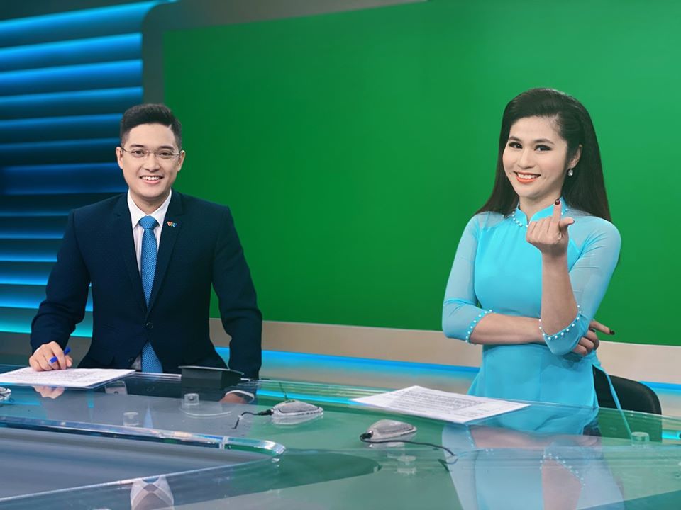 Ngôi sao - Quốc Anh - BTV trẻ nhất bản tin Thời sự của VTV kể chuyện thích đưa mẹ đi ăn ở nhà hàng (Hình 7).