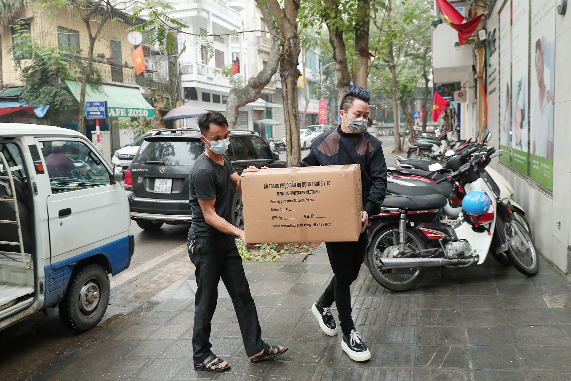 Sự kiện - Tùng Dương, Tóc Tiên tặng hơn 1 tỷ đồng cho cho bộ đội biên phòng để chung tay đẩy lùi Covid- 19