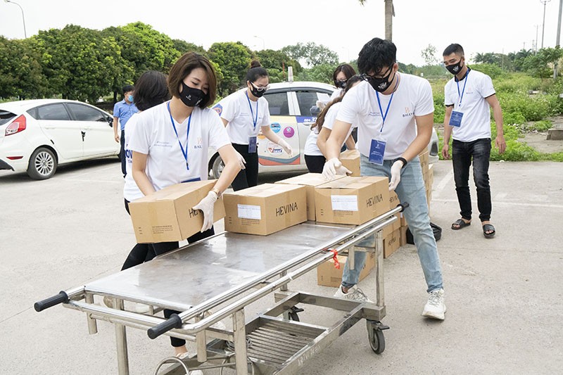 Sự kiện - Khoa 'gà' phim Cô gái nhà người ta tặng 1000 khẩu trang và 1000 chai nước súc miệng chống Covid- 19 (Hình 8).