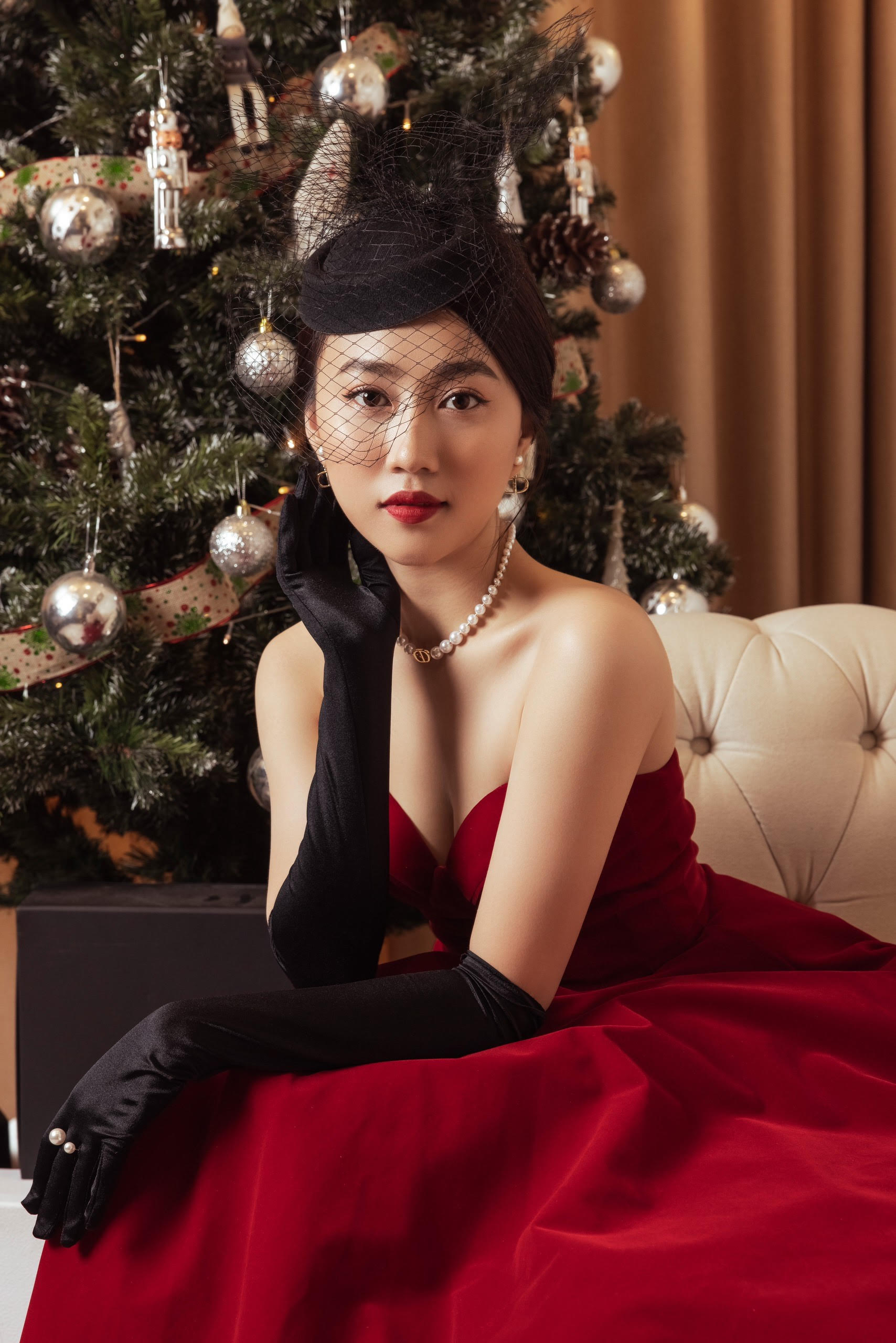 Ngôi sao - Diễn viên 'không thích đàn ông nghèo' khoe vẻ sexy nghẹt thở dịp Noel (Hình 3).