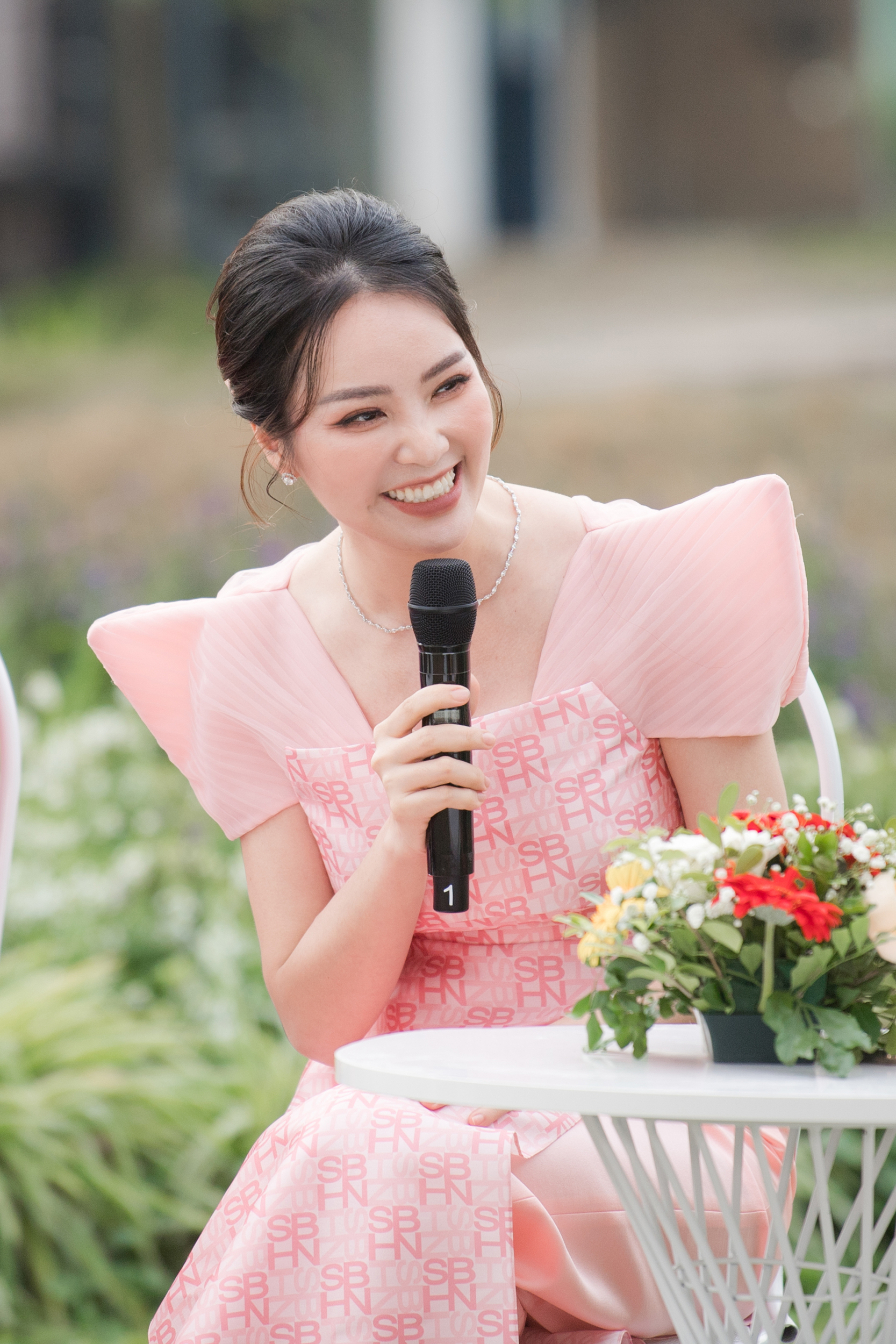 Văn hoá - Á hậu Thuỵ Vân: 'Giữa hào nhoáng của showbiz, tôi vẫn quê mùa' (Hình 2).