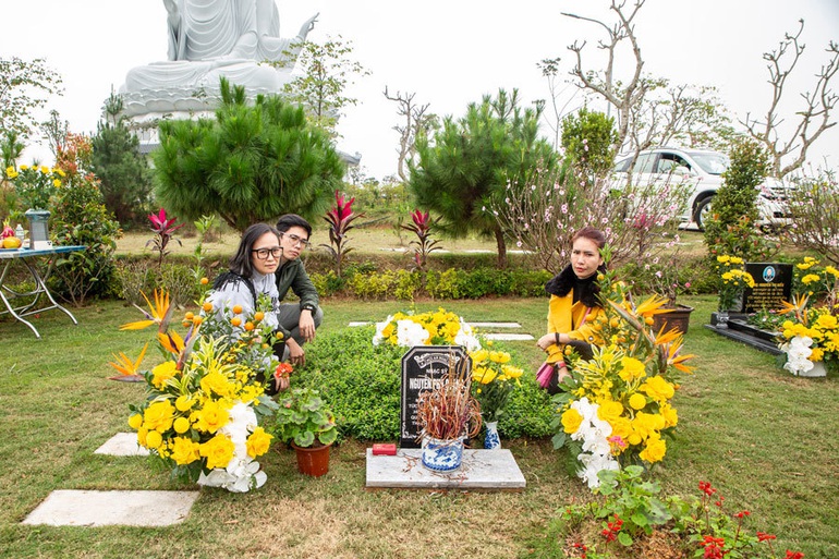 Văn hoá - Ngọc Anh 3A về nước, khóc nghẹn bên mộ nhạc sĩ Phú Quang (Hình 2).