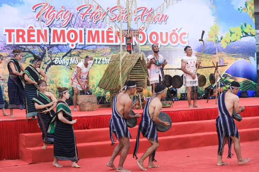 Tiêu điểm - Chủ tịch nước tham dự Ngày hội Sắc xuân trên mọi miền Tổ quốc (Hình 4).