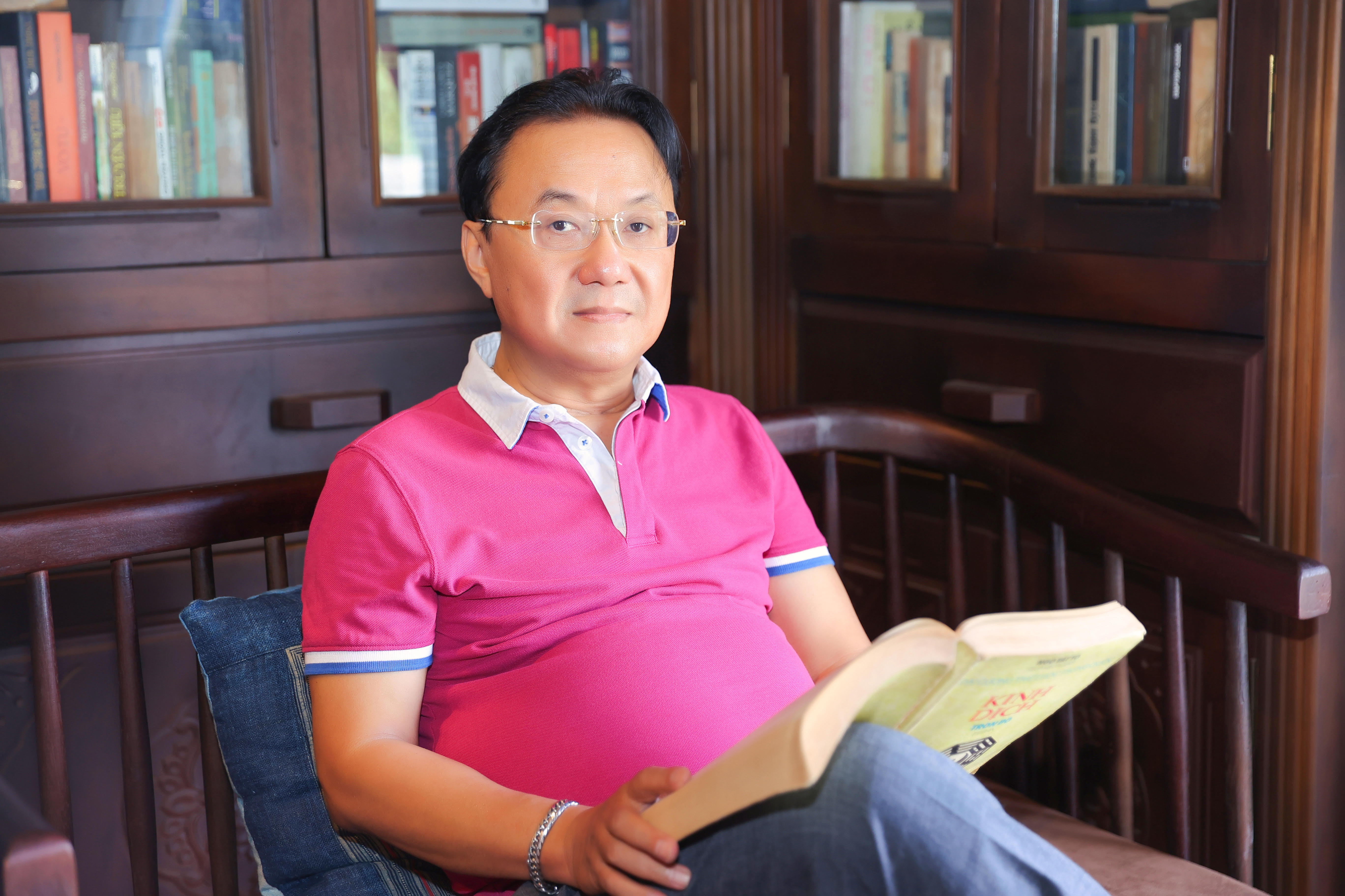 Văn hoá - Nhà thơ Hồng Thanh Quang: 'Tôi không tự ái khi bị nhắc cùng Lê Dung'