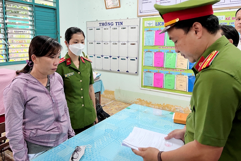 An ninh - Hình sự - Bắt nguyên hiệu trưởng, kế toán trường tiểu học tham ô nửa tỷ đồng (Hình 2).