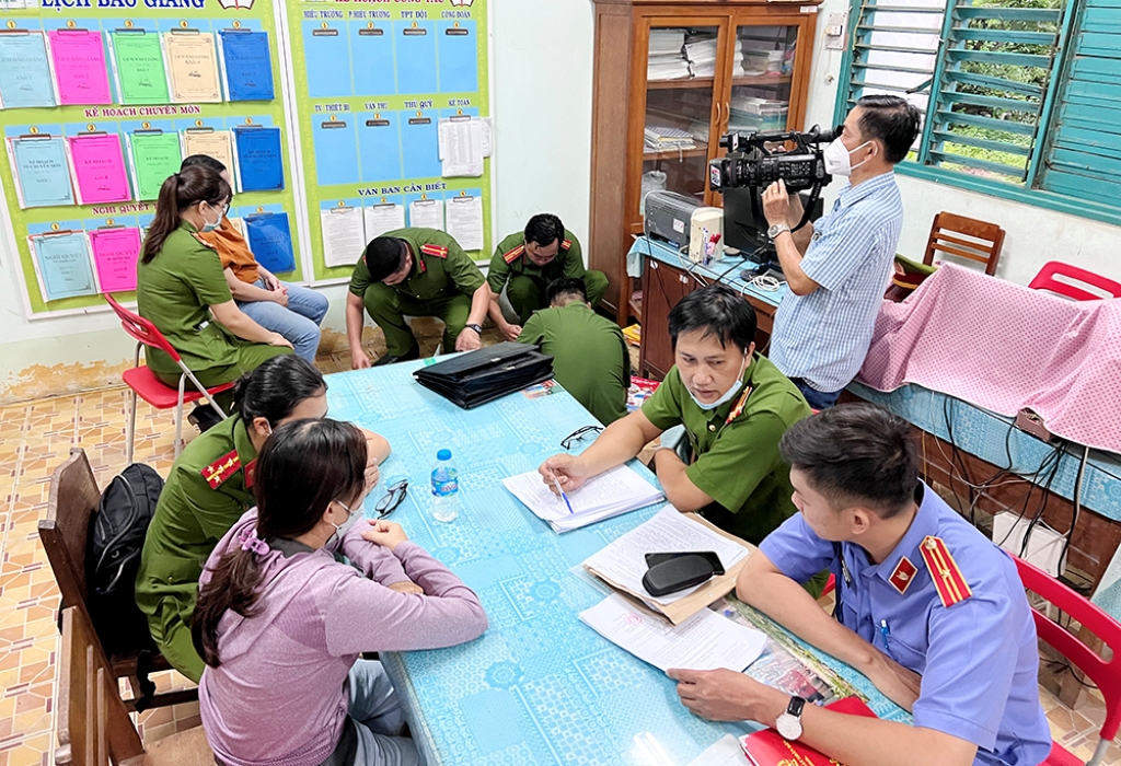 An ninh - Hình sự - Bắt nguyên hiệu trưởng, kế toán trường tiểu học tham ô nửa tỷ đồng (Hình 3).