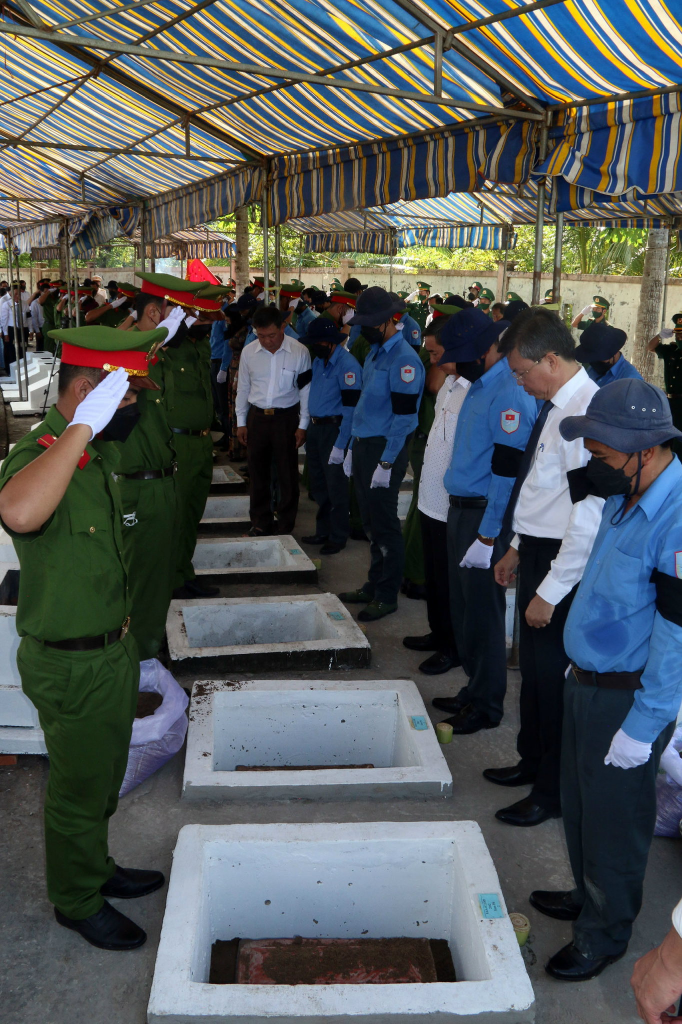 Dân sinh - An táng hài cốt liệt sỹ quân tình nguyện và chuyên gia Việt Nam  (Hình 2).