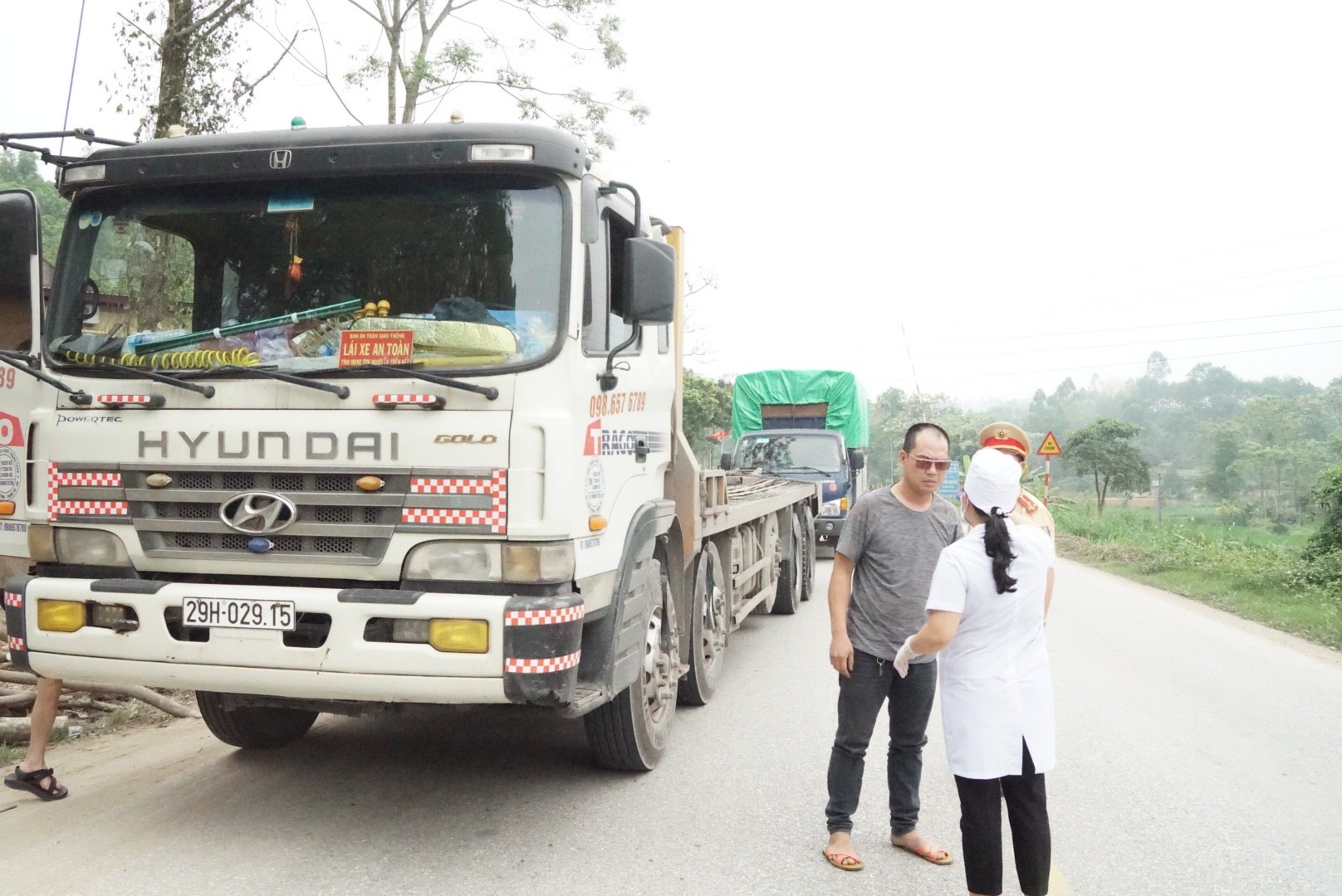 Tin nhanh - Thắt chặt việc kiểm soát dịch covid-19, Tuyên Quang tổ chức đo thân nhiệt toàn bộ người dân vào thành phố (Hình 9).