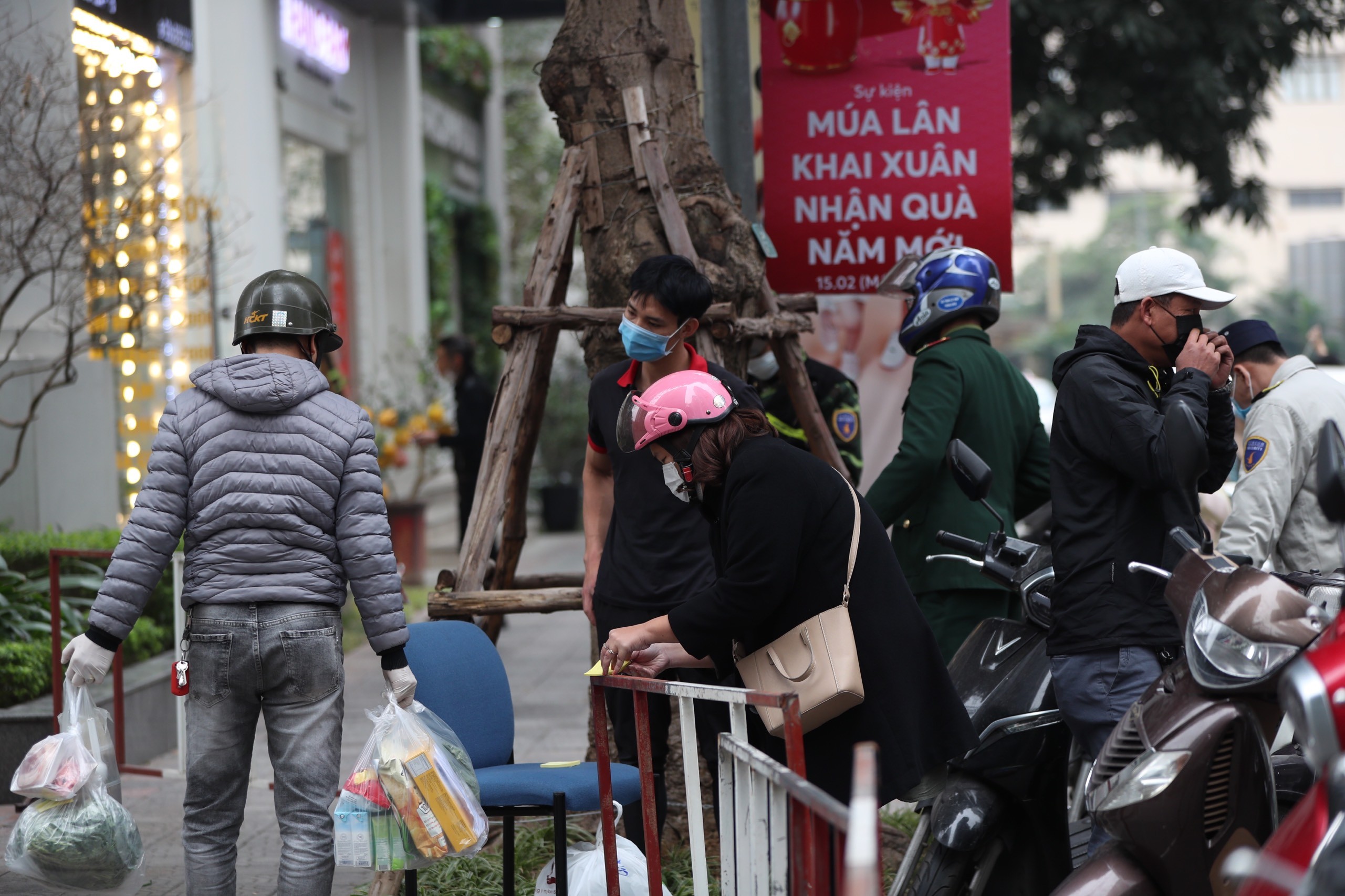 Tin nhanh - Cận cảnh phong tỏa tòa T6 khu đô thị Times City khi có ca Covid-19 (Hình 7).