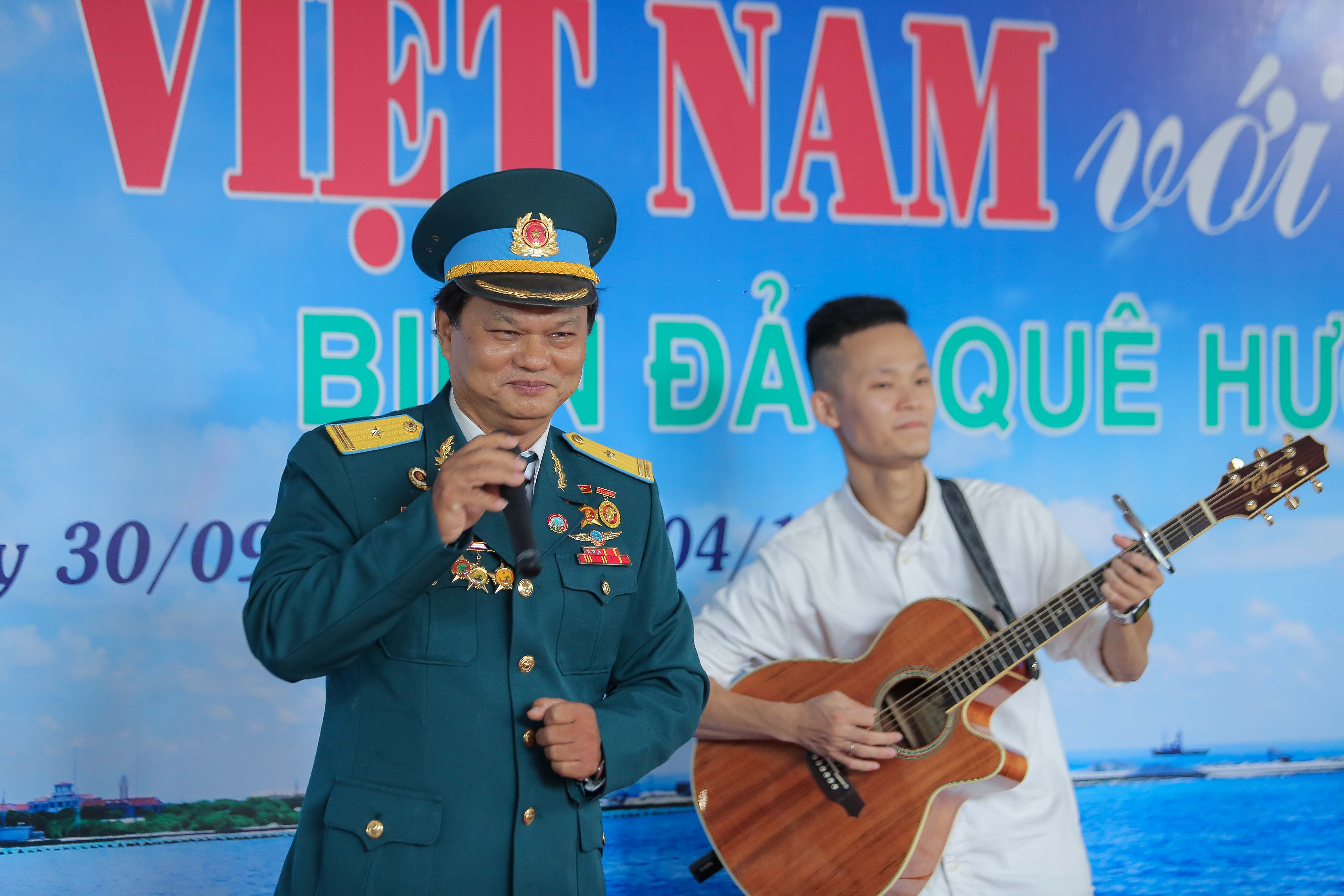 Chính sách -  Trưng bày ảnh “Luật gia Việt Nam với Biển, đảo quê hương”: Khơi gợi tình yêu, chủ quyền biển đảo (Hình 10).