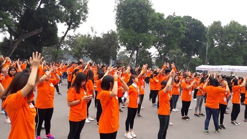 Các bạn đoàn viên, thanh niên, tình nguyện viên đắm say cảm xúc trong những điệu nhảy zumba tập thể sôi động, khỏe khoắn.