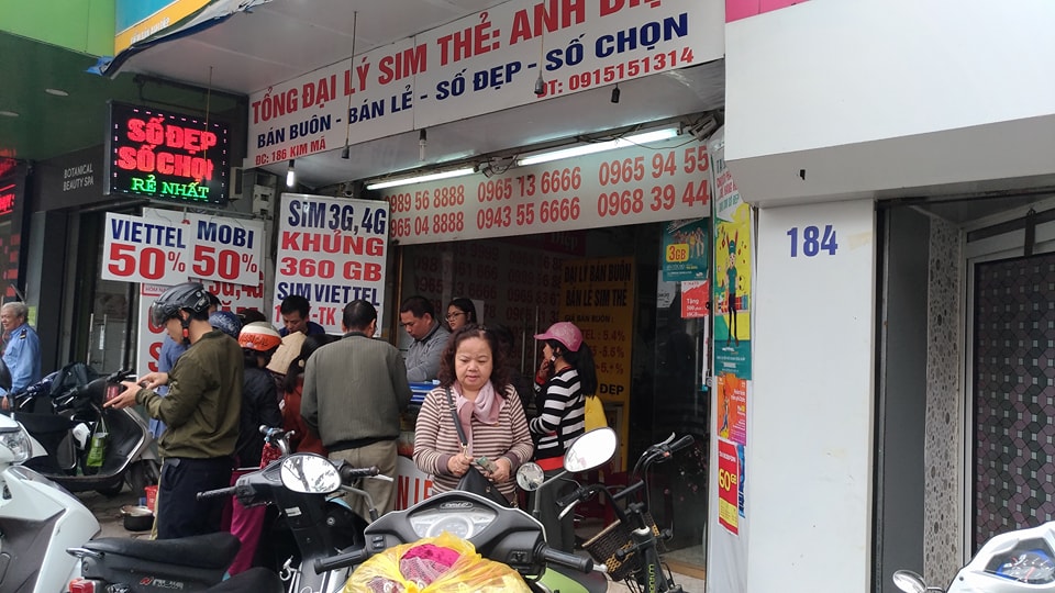 Cô Nguyễn Thị Loan - người dân ở khu phố Hàng Mã cho biết: “Nhận được tin khuyến mại lần cuối cùng của nhà mạng, tôi mua hơn  2 triệu đồng thẻ Viettel để nạp. Thấy nhiều vậy thôi, chứ tính ra, cả nhà tôi nạp thì mỗi tài khoản cũng chỉ khoảng 500.000 đồng