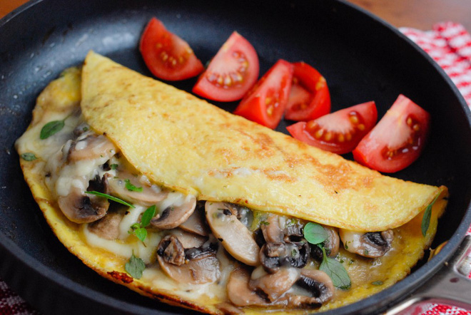 M&oacute;n ngon mỗi ng&agrave;y: Trứng chi&ecirc;n h&agrave;nh xưa rồi, h&atilde;y thử trứng chi&ecirc;n với nấm