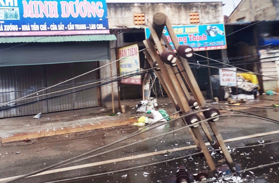 Vũng Tàu: Lốc xoáy làm hàng loạt cột điện bị đổ trên QL51