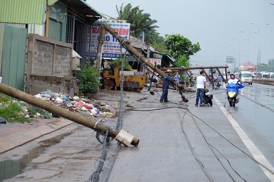 Vũng Tàu: Lốc xoáy làm hàng loạt cột điện bị đổ trên QL51 (Hình 3).