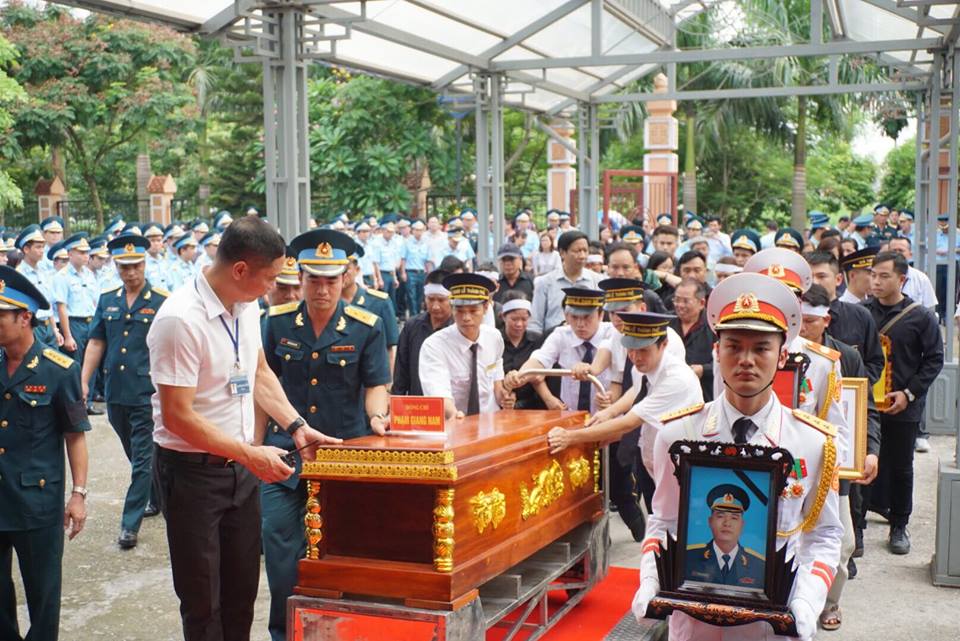 Tin nhanh - Nóng trong tuần: Vỡ đập thủy điện Lào, rơi máy bay Su-22, bê bối Con Cưng  (Hình 2).