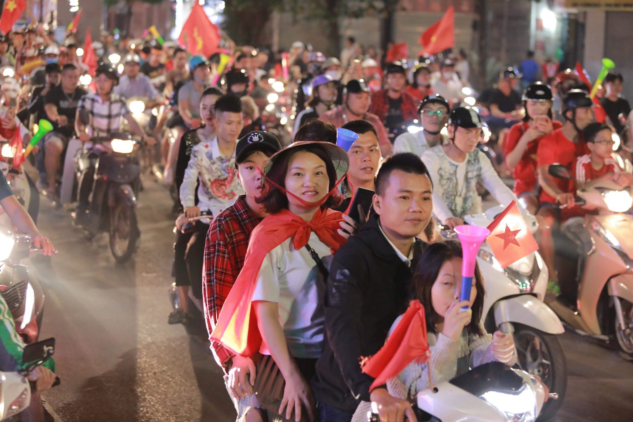 Giữa ngã tư Hàng Bài-Phố Huế là nơi sôi động nhất, nhiều cổ động viên giơ cao lá cờ Hàn Quốc, cùng băng rôn 