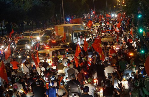 Tin nhanh - Hà Nội cấm ô tô trên 20 tuyến đường phục vụ chung kết AFF Cup