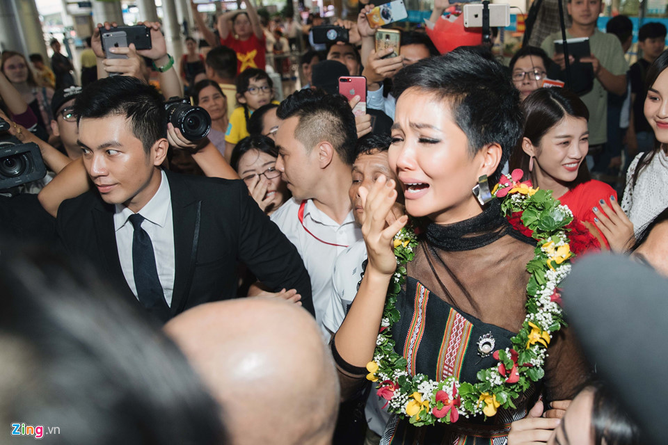 H'Hen Niê từng gây nhiều tranh cãi khi đăng quang Hoa hậu Hoàn vũ Việt Nam 2017. Không ít cư dân mạng cho rằng cô không có vẻ đẹp thuần Việt. Một số chuyên gia sắc đẹp cho rằng thành tích của H'Hen Niê tại Hoa hậu Hoàn vũ 2018 cho thấy Việt Nam cần thay đổi để chọn ra các ứng viên triển vọng tham gia cuộc thi tầm quốc tế.