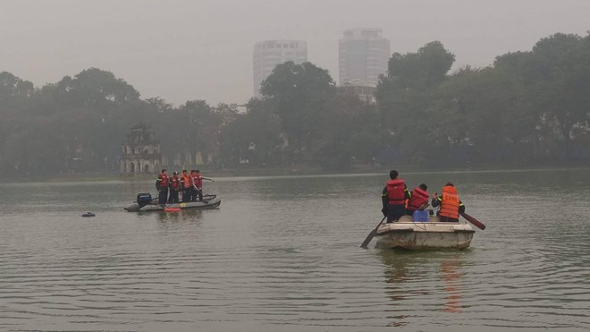 Tin nhanh - Hà Nội: Trục vớt thi thể nam thanh niên nghi “ngáo đá” nhảy xuống hồ Hoàn Kiếm 